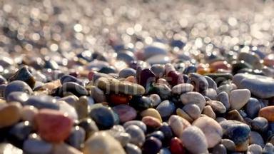 特写镜头。 <strong>卵石</strong>海滩。 美丽的，多颜色的<strong>圆形</strong>海洋<strong>卵石</strong>在地中海海岸。 夏日阳光明媚